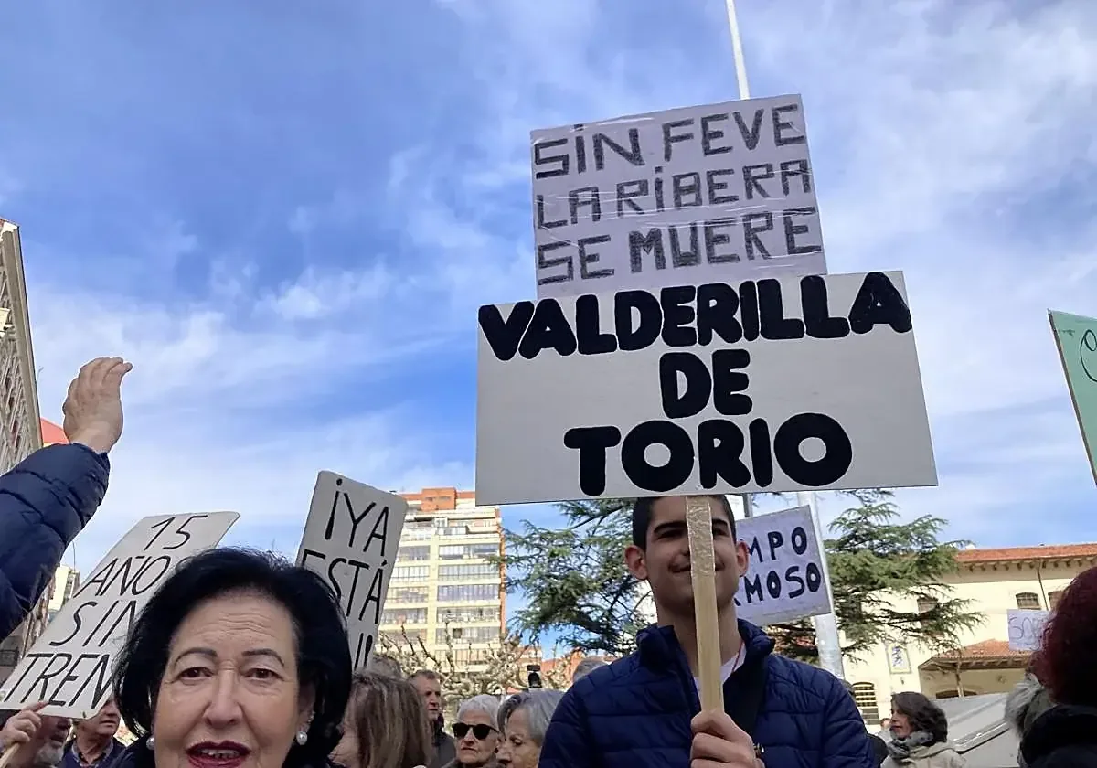 La Plataforma en Defensa del Ferrocarril busca la implicación de la Junta para revitalizar la línea de tren.
