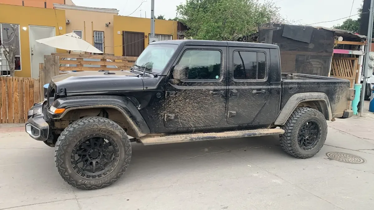 La policía aseguró un vehículo robado y recuperó armas tras la confrontación.