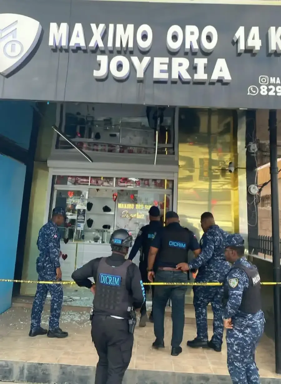La policía busca a los responsables de un asalto en una joyería local sin reportes de heridos.