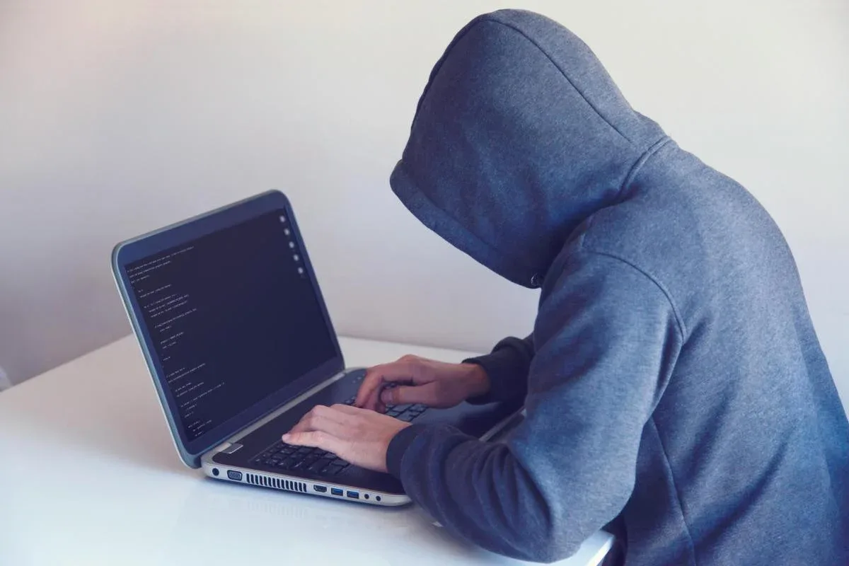 La Policía Cibernética alerta sobre fraudes dirigidos a personas mayores.