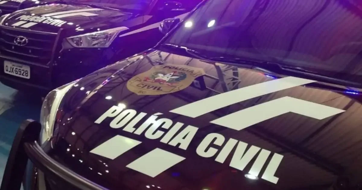 La Policía Civil de Santa Catarina ejecuta una operación contra una facción, resultando en enfrentamientos y arrestos.