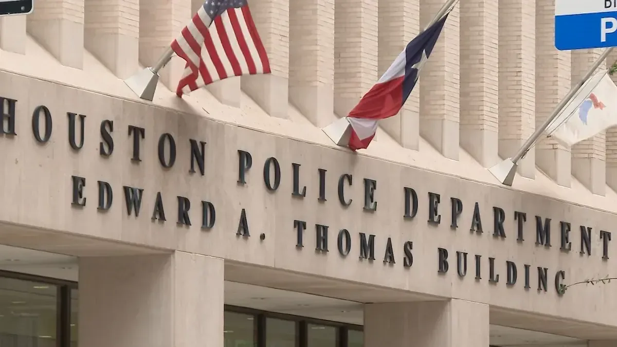 La Policía de Houston investiga a una oficial por comentarios ofensivos en un video.