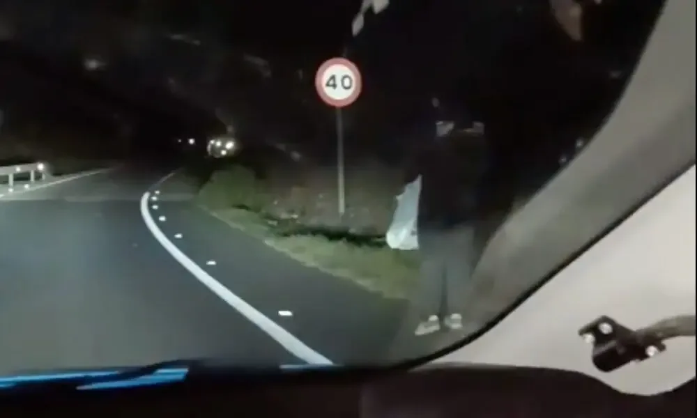 La policía detiene a un joven que circulaba sin luces por la autopista.
