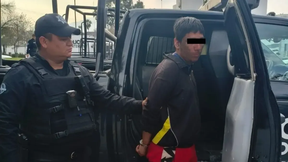 La Policía detuvo a un hombre tras ser señalado por acoso a una mujer en un estacionamiento.