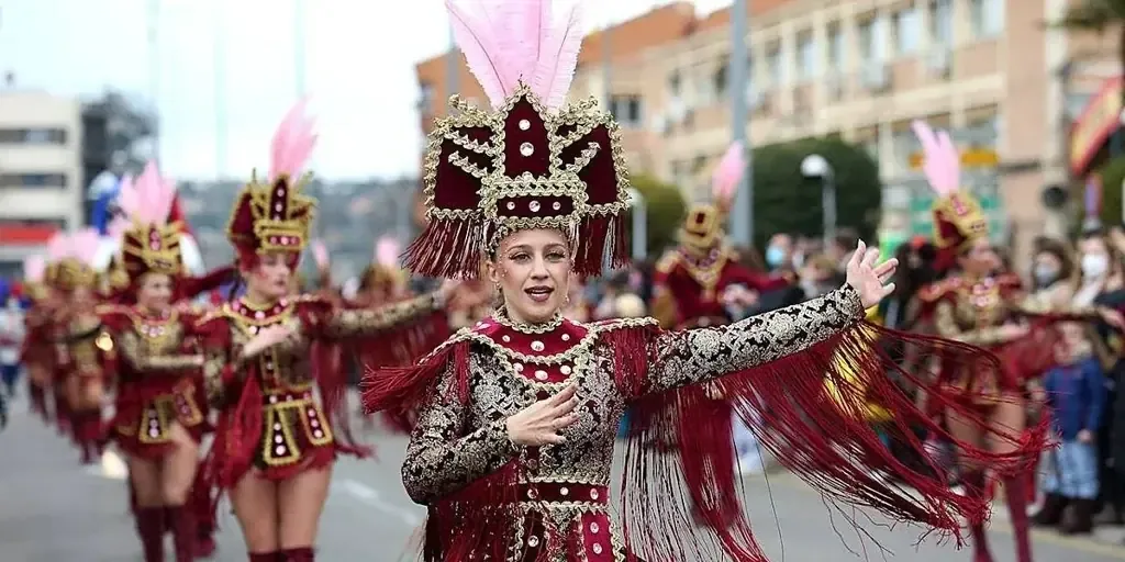 La Policía Local implementa cortes de tráfico para garantizar la seguridad durante el Carnaval.