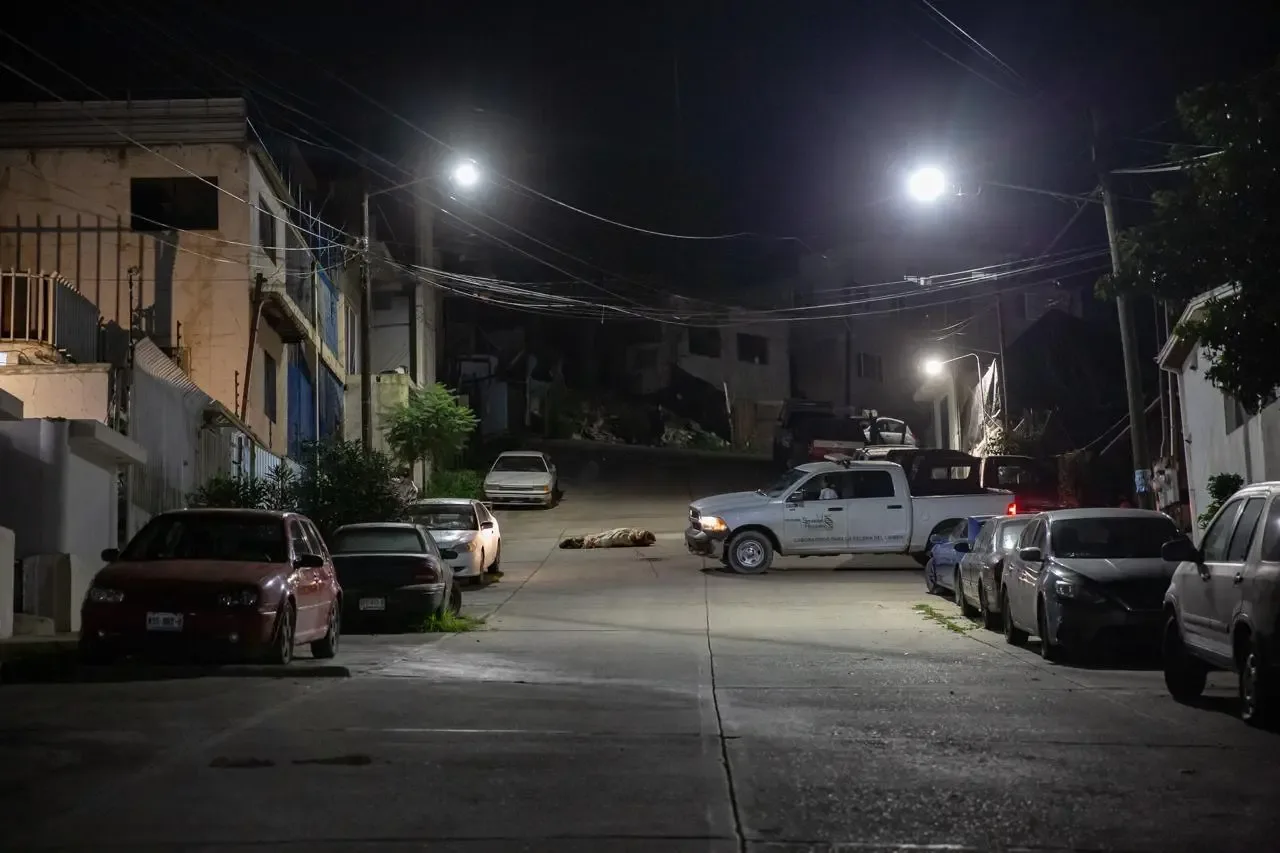 La Policía Municipal asegura la zona donde fue encontrado el cuerpo en Tijuana.