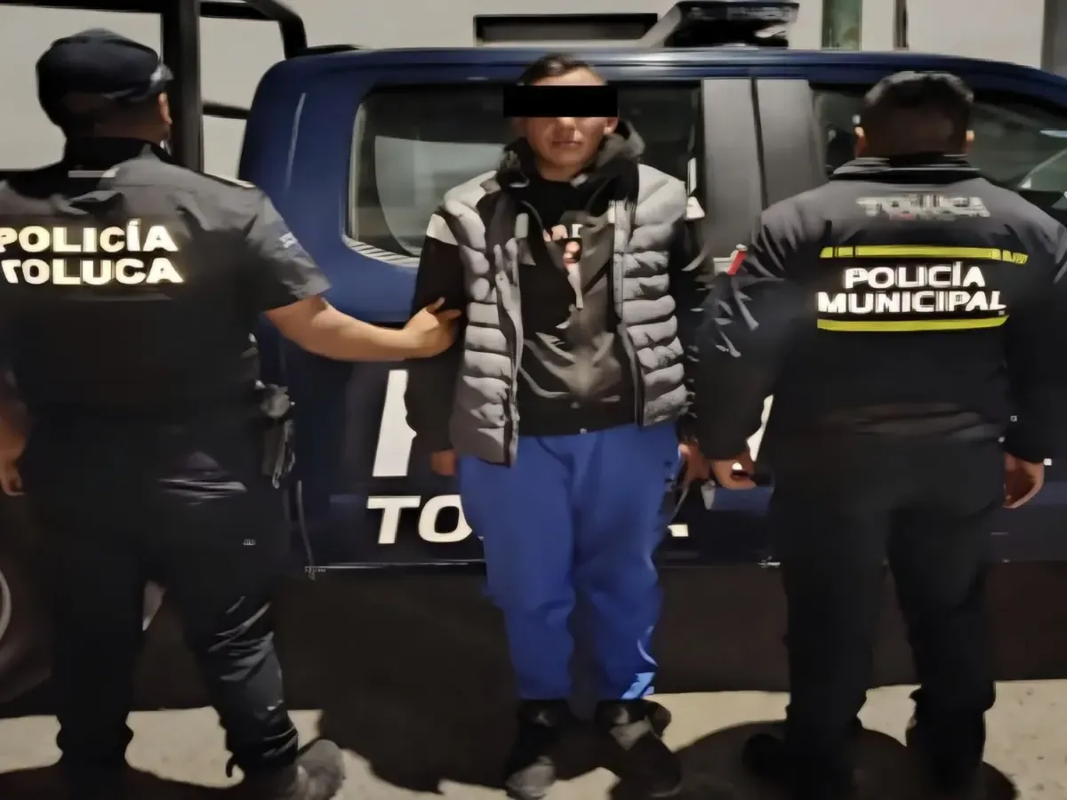 La Policía Municipal recuperó automóviles y motocicletas, arrestando a sospechosos en diversas localidades de la capital mexiquense.