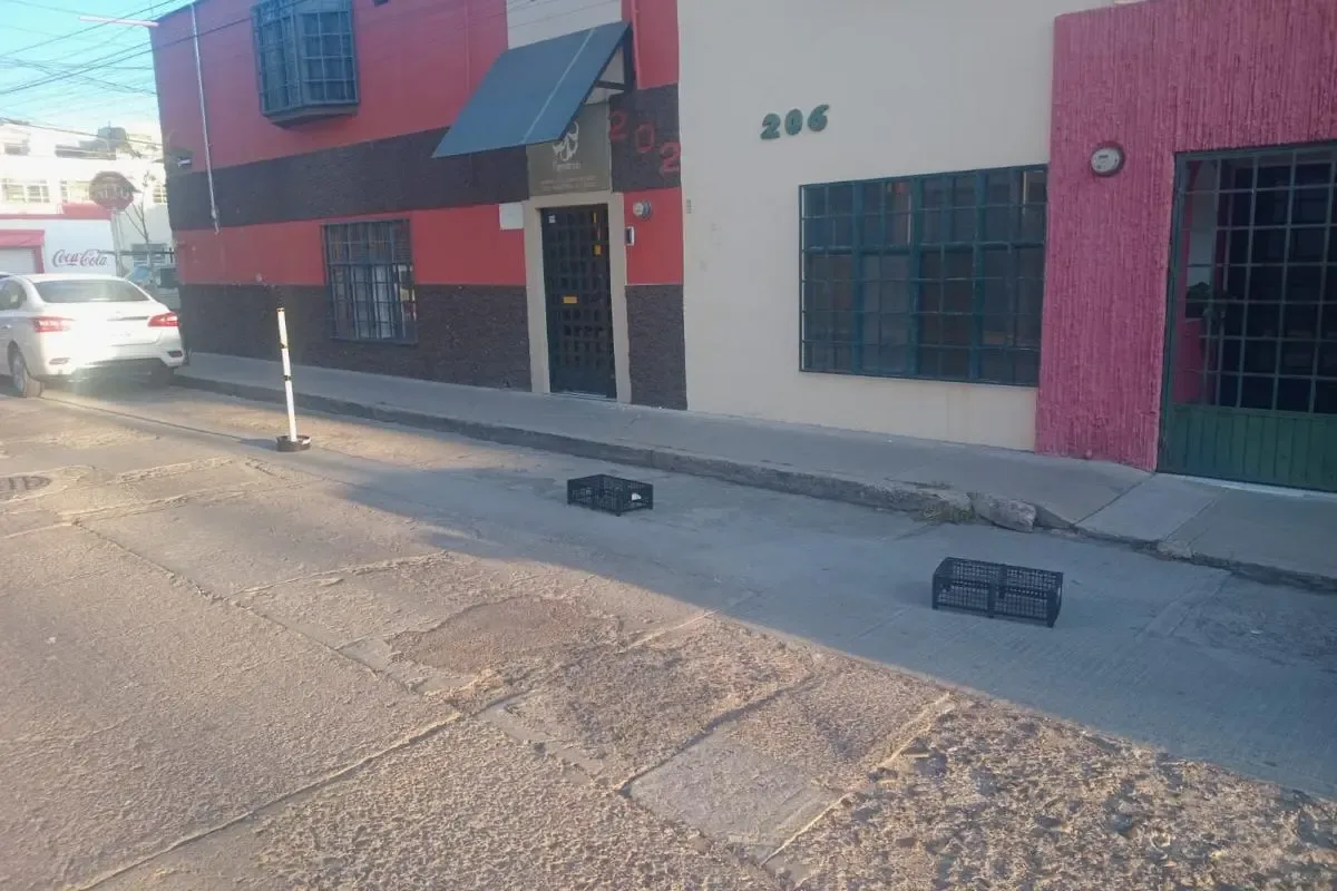 La Policía Vial retira objetos que obstruyen el uso de estacionamientos públicos.