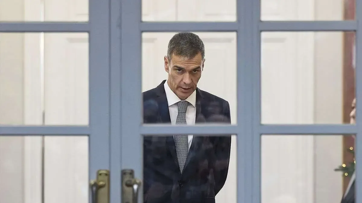 La política en España se transforma en doctrina, priorizando la permanencia del poder sobre principios democráticos.