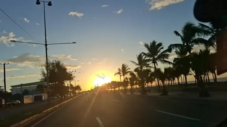Un análisis de la obra de Acosta Pérez destaca su visión única de la realidad urbana y el trasfondo emocional que retrata.