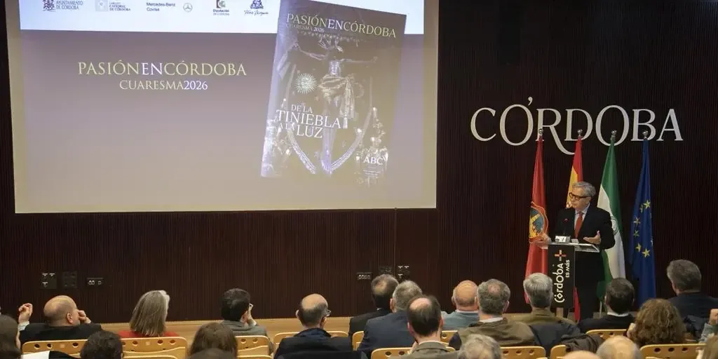 La presentación de la revista destaca la historia y el análisis de la Semana Santa en Córdoba.