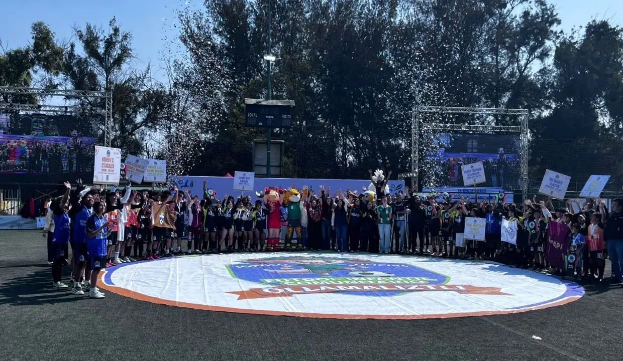 La Presidenta Clara Brugada entrega trofeos a los campeones del Torneo Ollamaliztli.