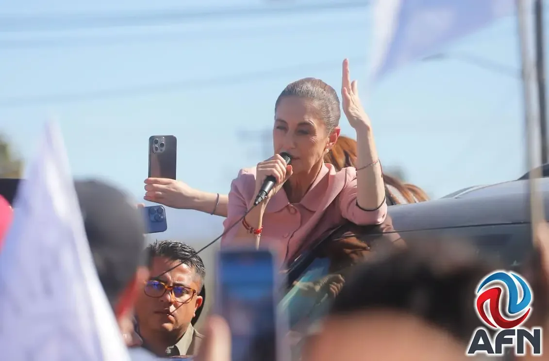 La Presidenta Claudia Sheinbaum dialoga con manifestantes en San Quintín.