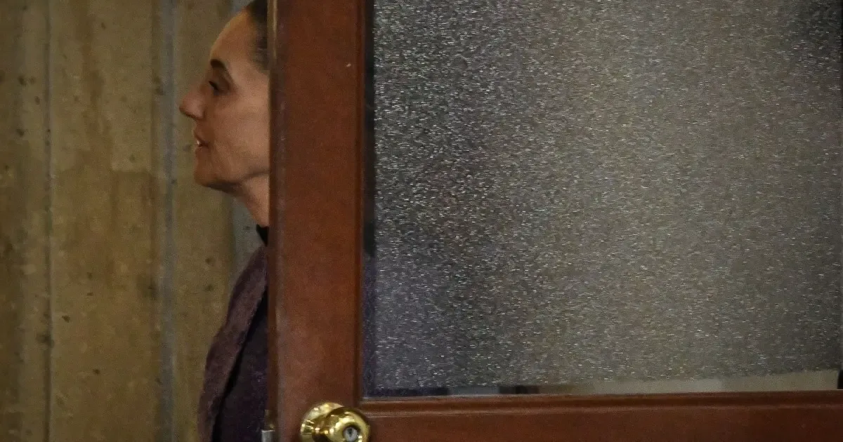 La Presidenta Claudia Sheinbaum dialogando con líderes de Morena en el Palacio Nacional.