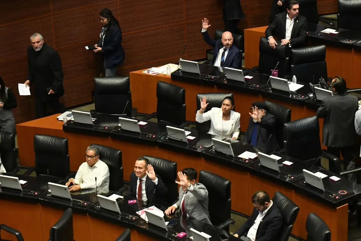 La Presidenta Claudia Sheinbaum discute la reforma electoral con colaboradores.