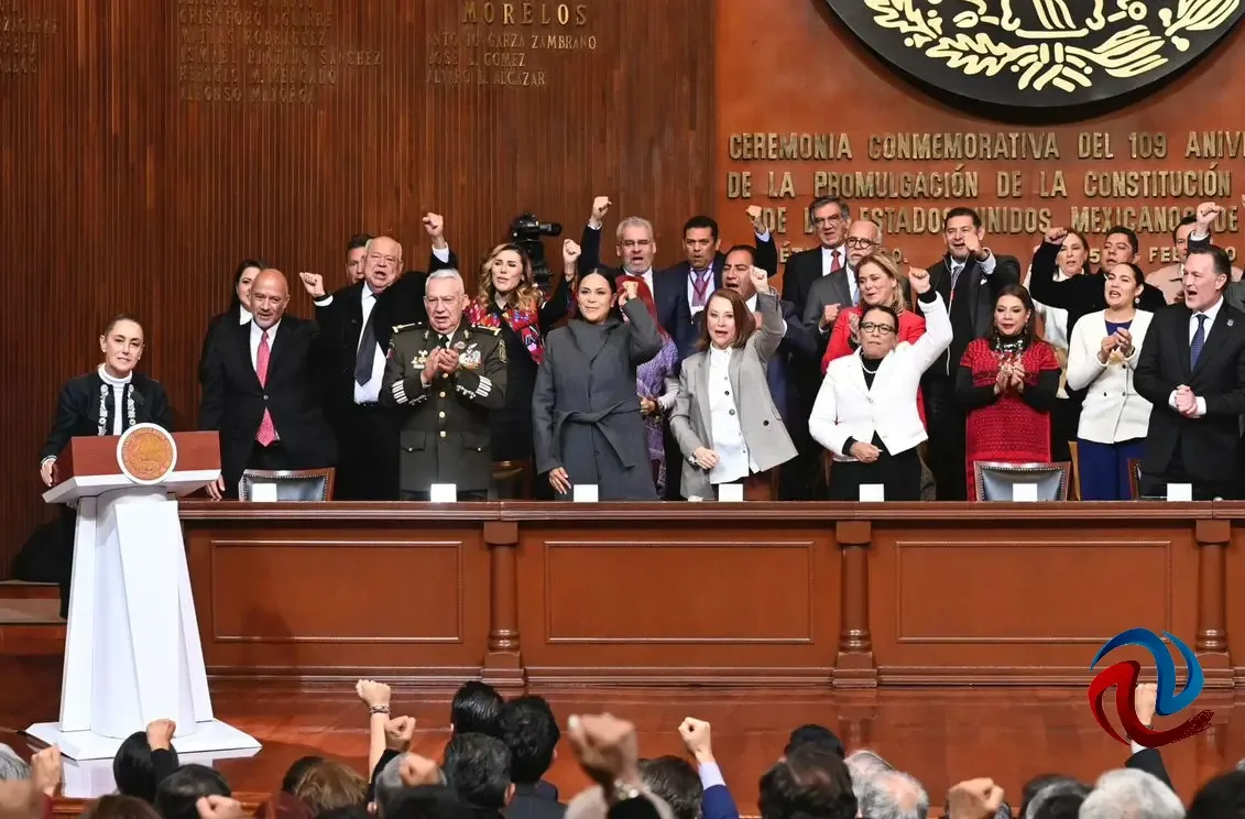 "La Presidenta Claudia Sheinbaum durante la ceremonia del aniversario de la Constitución."