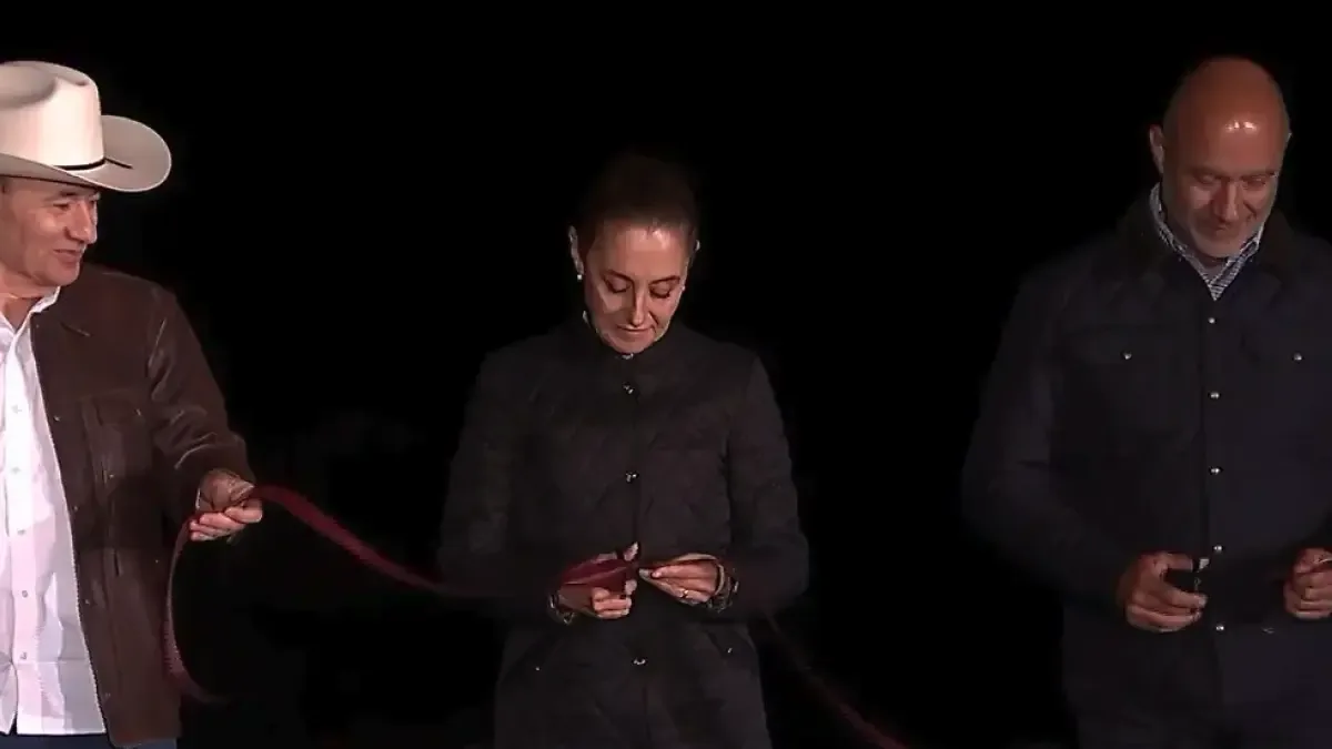 "La Presidenta Claudia Sheinbaum durante la inauguración de la nueva carretera en Sonora."