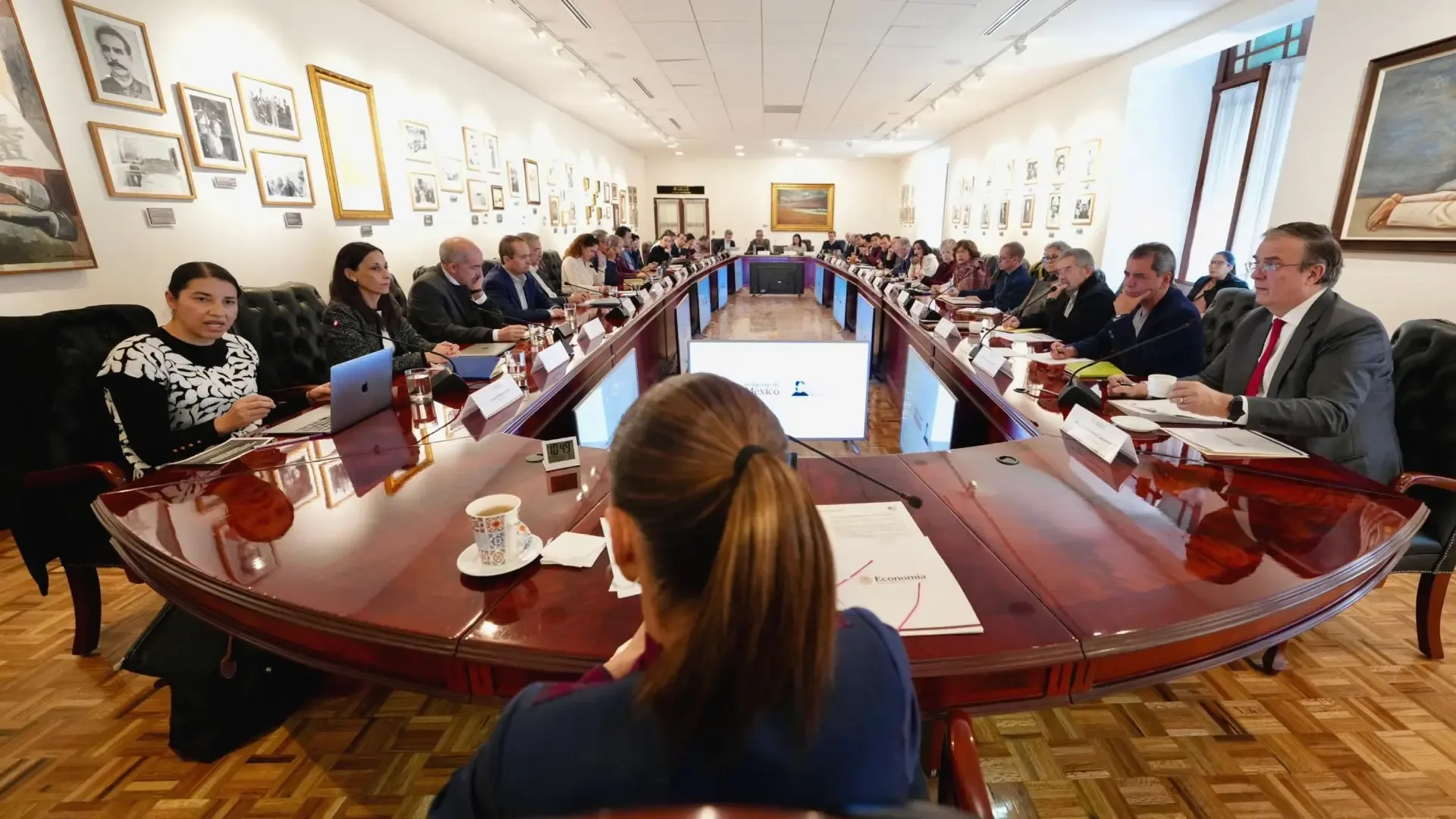 La Presidenta Claudia Sheinbaum durante la reunión con economistas en Palacio Nacional.