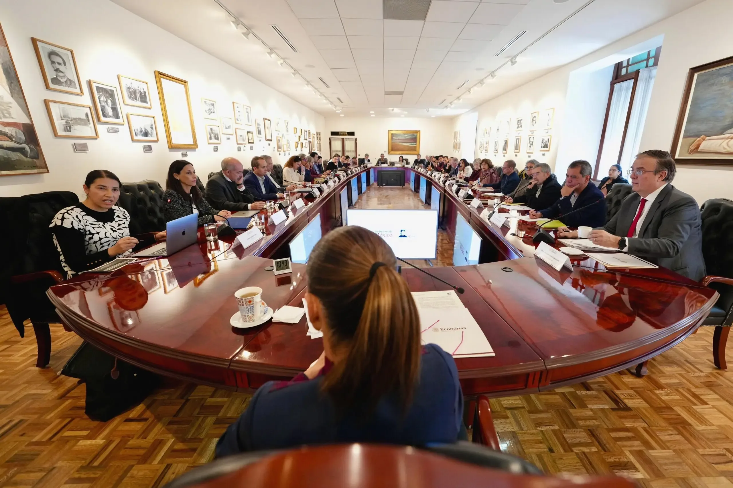 La presidenta Claudia Sheinbaum durante la reunión con economistas en Palacio Nacional.