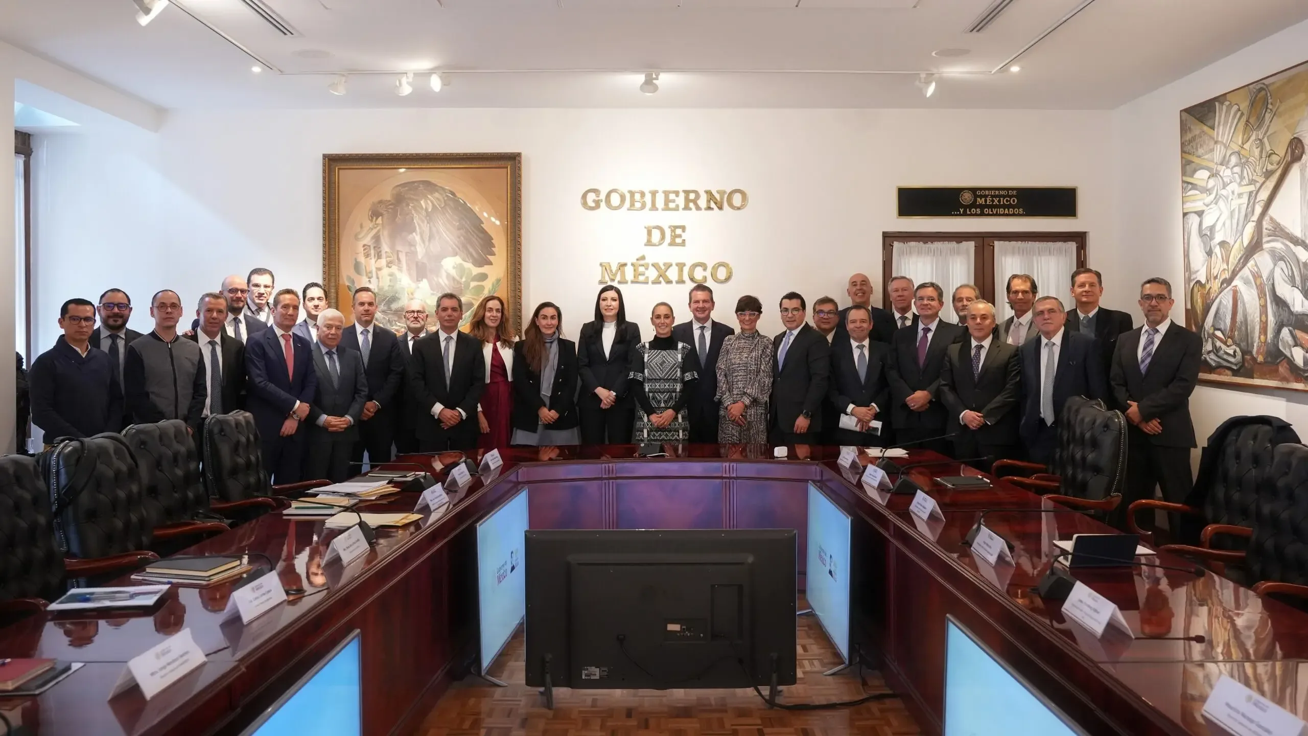 La Presidenta Claudia Sheinbaum durante la reunión con líderes financieros en Palacio Nacional.