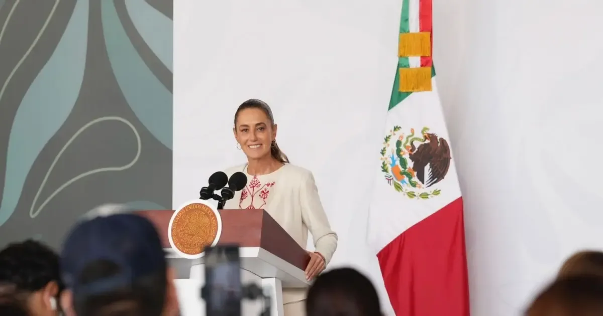 La presidenta Claudia Sheinbaum durante su conferencia de prensa en Veracruz defendiendo la compra de camionetas.