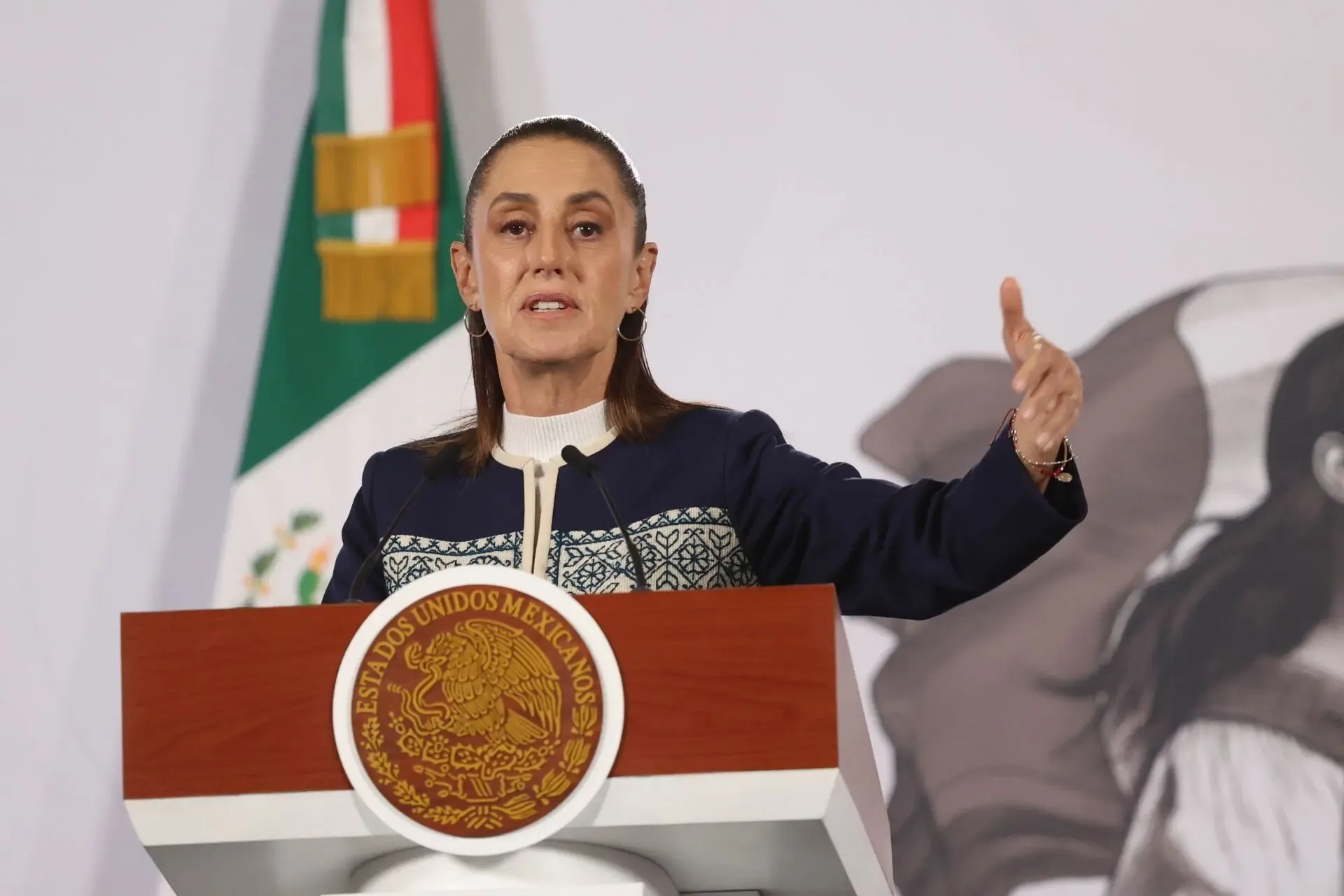 "La Presidenta Claudia Sheinbaum durante su conferencia sobre el avión en Toluca."