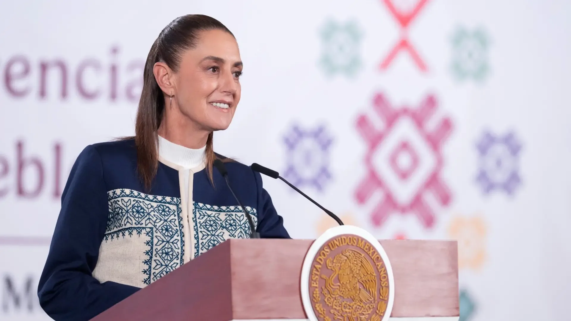 La Presidenta Claudia Sheinbaum durante su conferencia en Palacio Nacional.