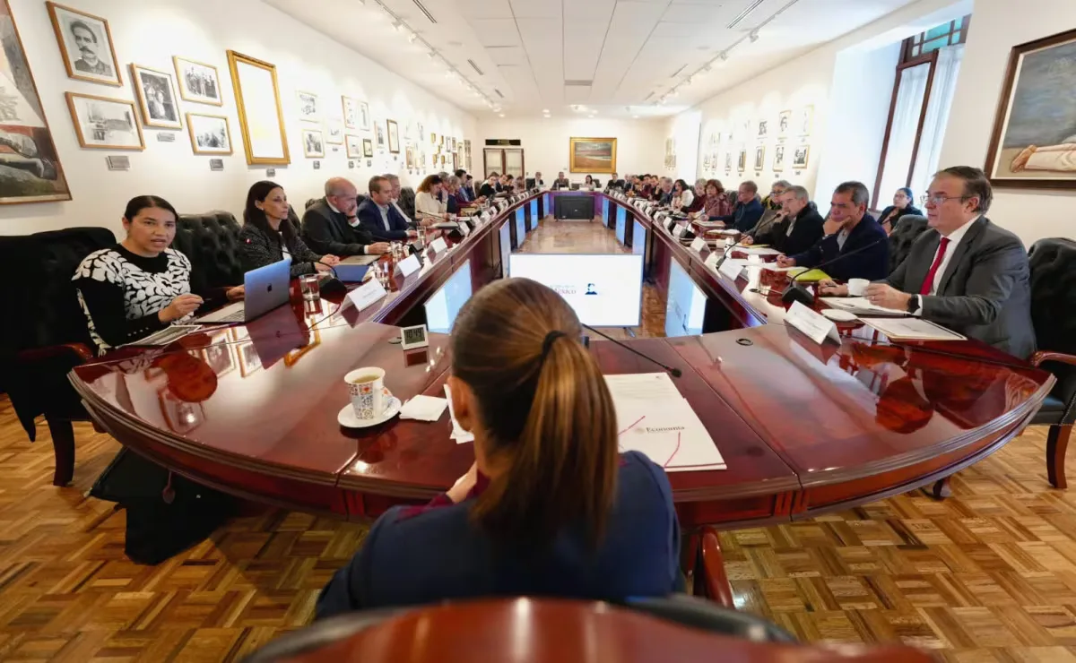 La Presidenta Claudia Sheinbaum durante su reunión con economistas en Palacio Nacional.