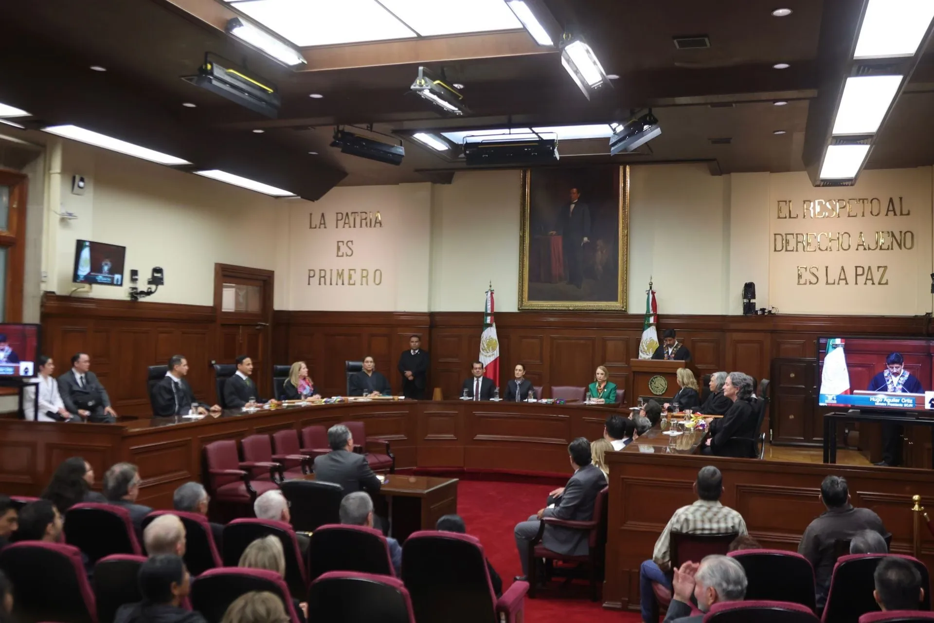 La presidenta Claudia Sheinbaum durante una reunión oficial en Palacio Nacional en medio de las controversias políticas actuales.