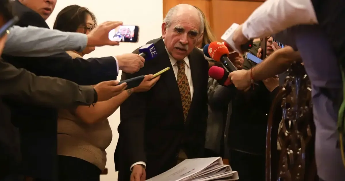 La Presidenta Claudia Sheinbaum enfrentando críticas por el caos en el gobierno de Morena.