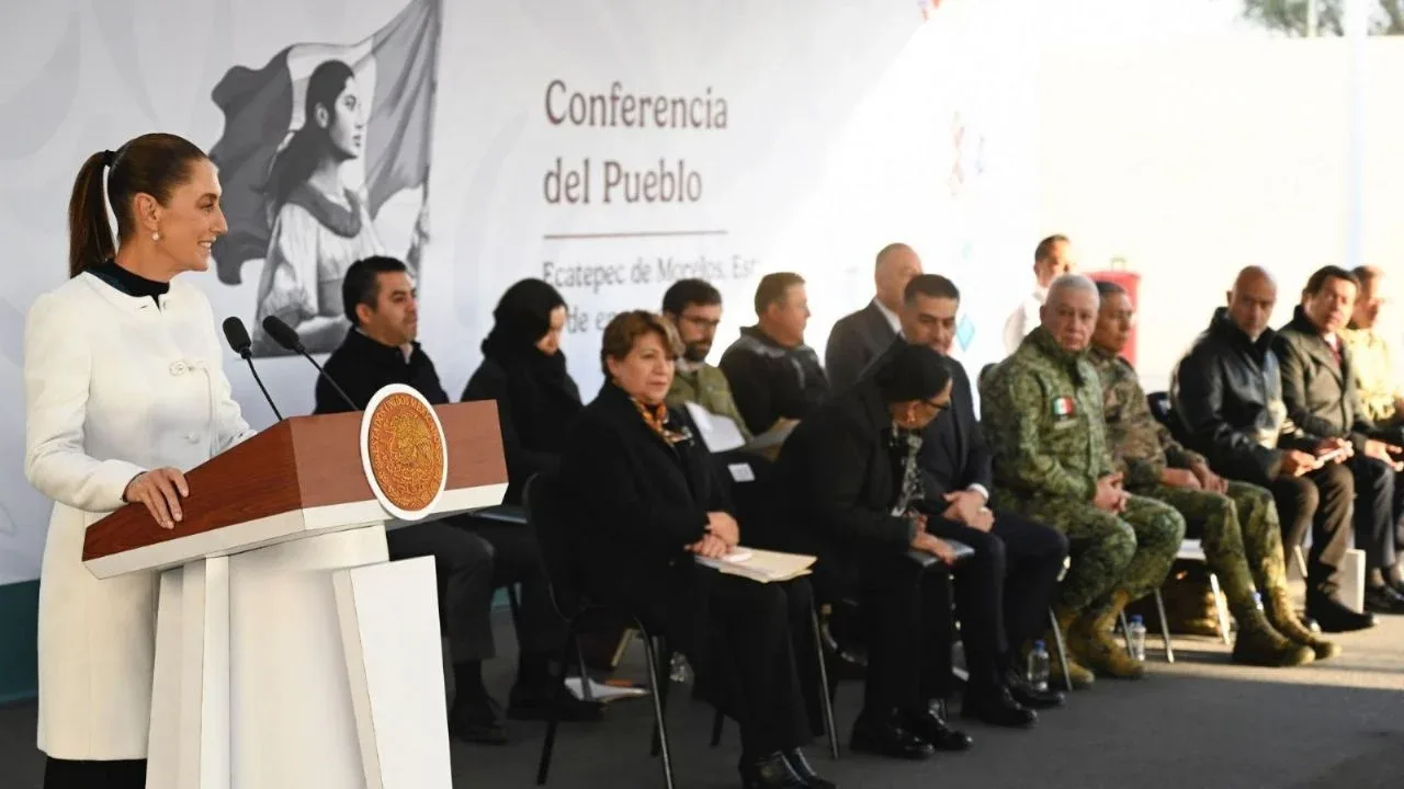 "La presidenta Claudia Sheinbaum reafirma la postura de México en Palacio Nacional."