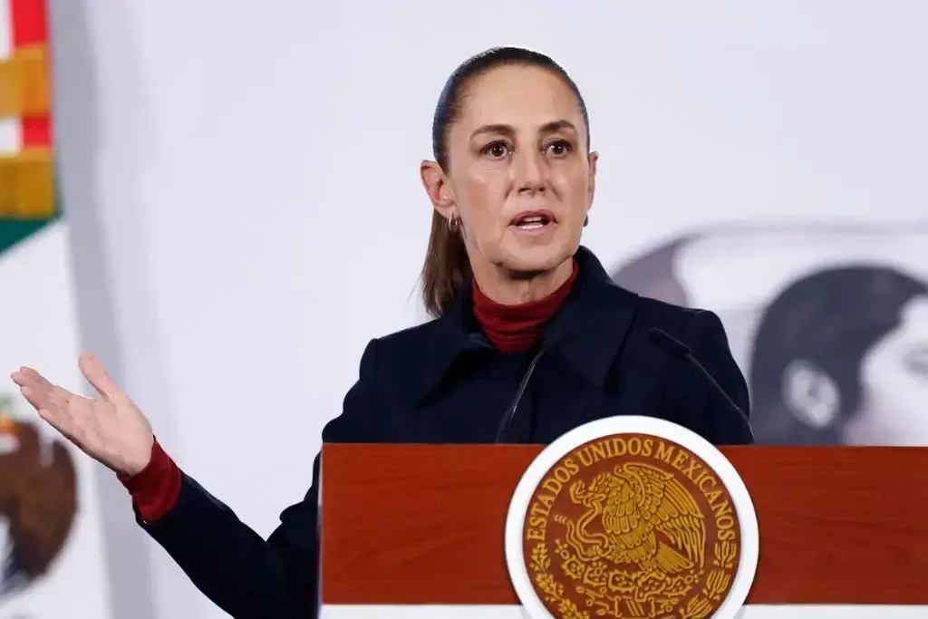 "La presidenta Claudia Sheinbaum recibe las conclusiones de la reforma electoral en Palacio Nacional."