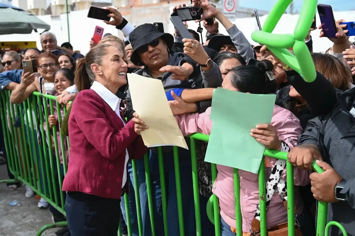 La Presidenta de México entrega proyectos de salud, educación y vivienda en su reciente gira por tres estados.
