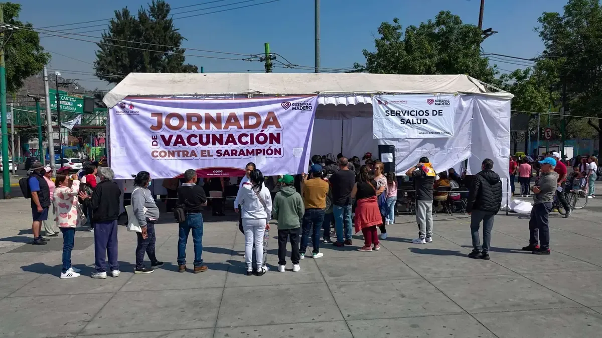 La Presidenta de México promueve la vacunación y la información en escuelas.