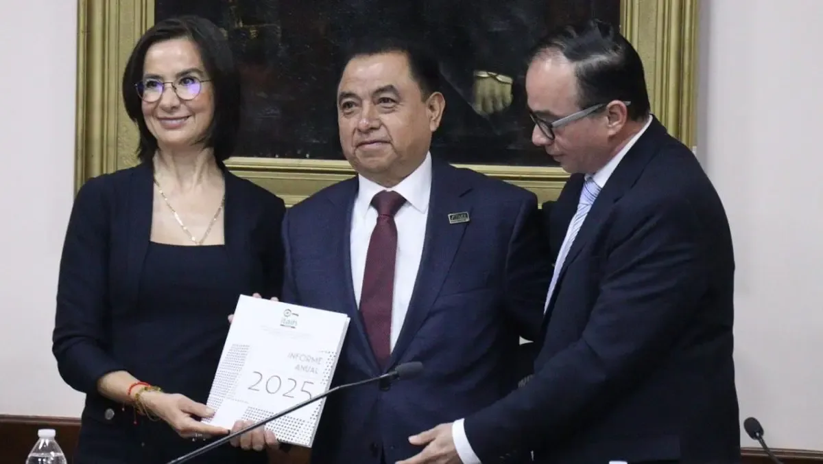 La presidenta del ITAIH, Myrna Rocío Moncada, presenta el informe de actividades.