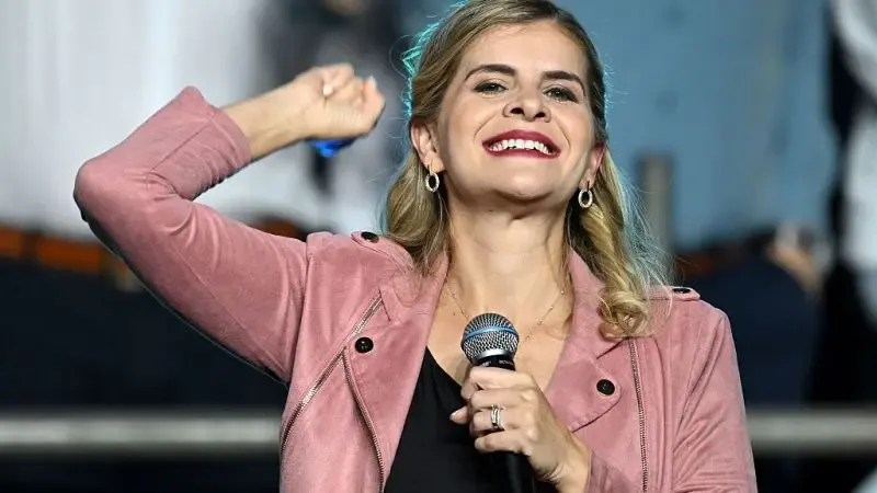 La presidenta electa Laura Fernández saluda a sus seguidores tras el conteo de votos.