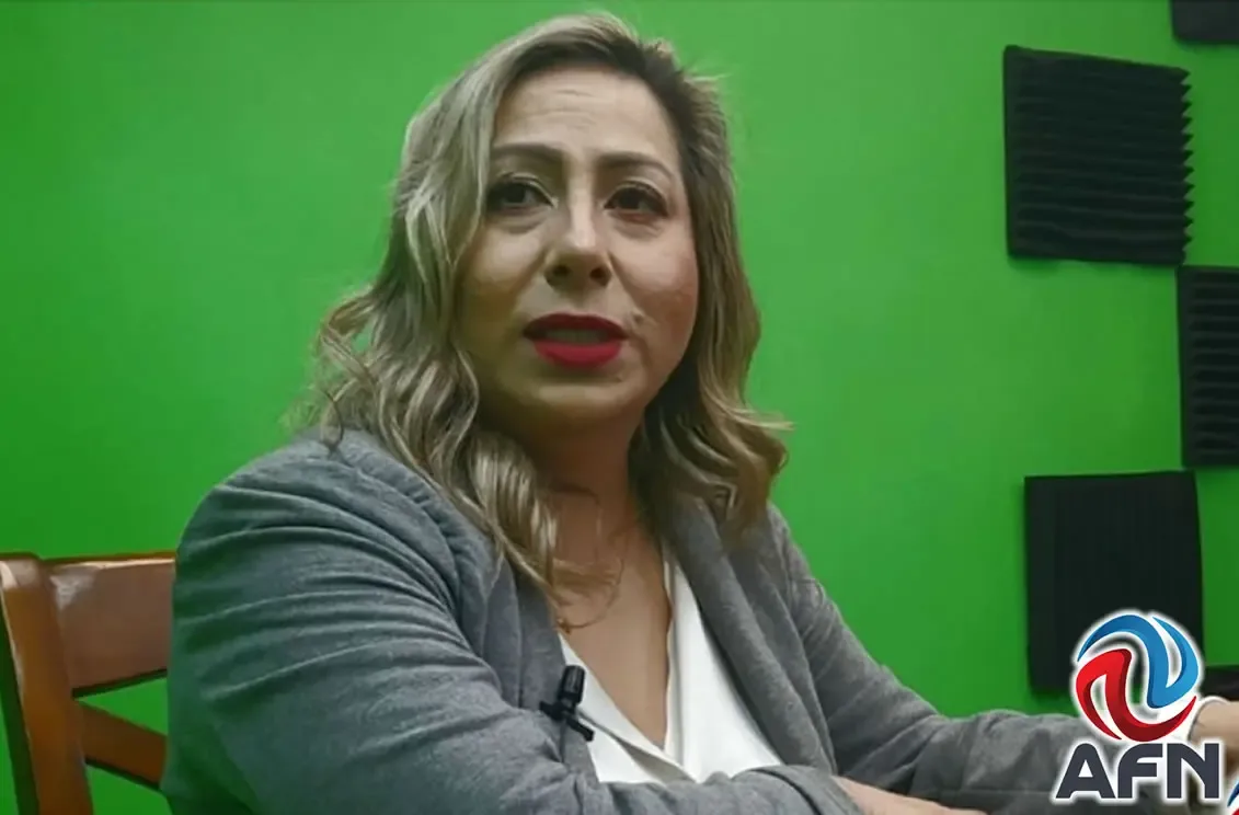 La presidenta estatal del PAN, Lizbeth Mata Lozano, presenta la denuncia en Mexicali.