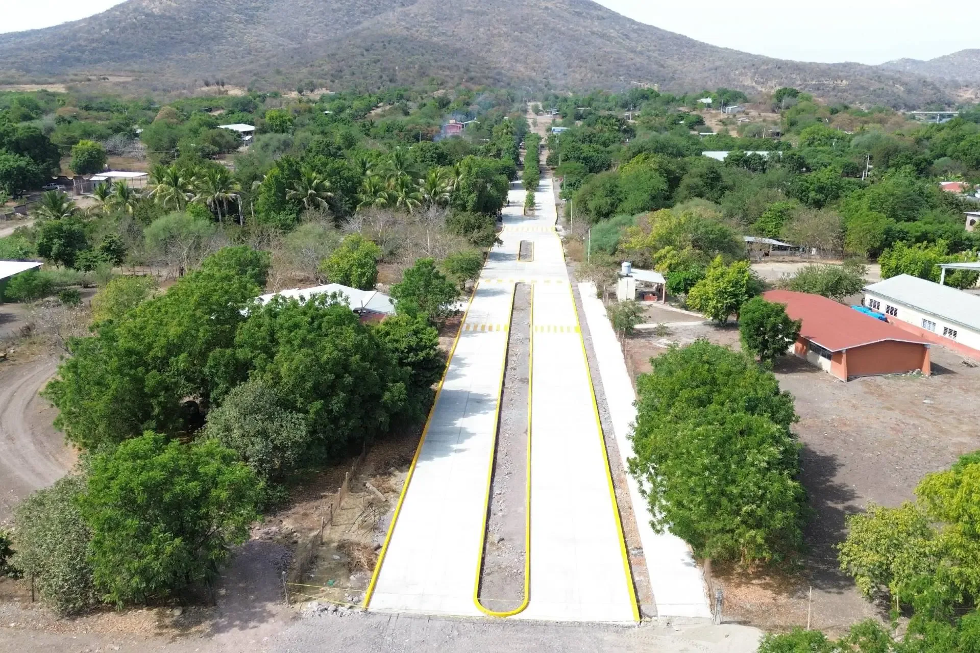 La presidenta Fanny Arreola durante la inauguración de la pavimentación en La Cofradía.