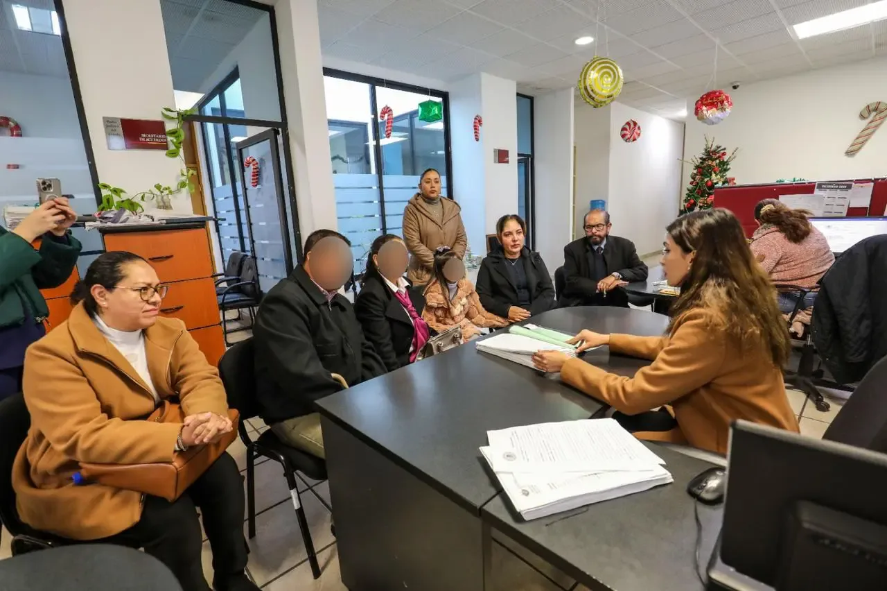 La Presidenta Honorífica del SEDIF, Sara Hernández, durante la ceremonia de adopción.