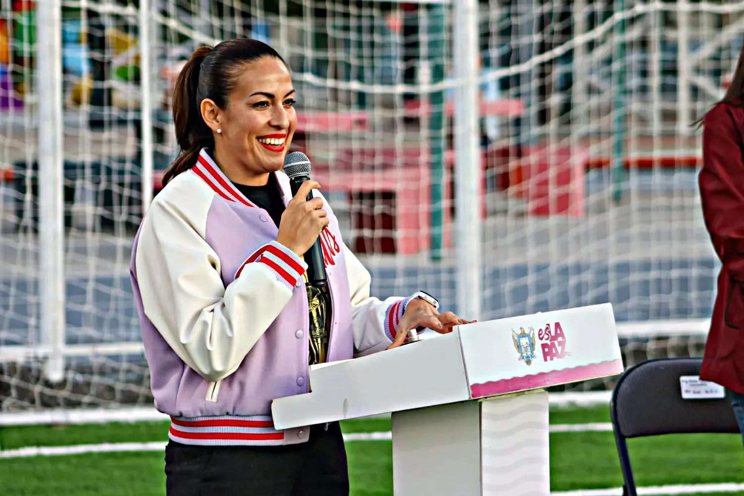 La presidenta Milena Quiroga durante la entrega de la rehabilitación de la cancha en La Paz.