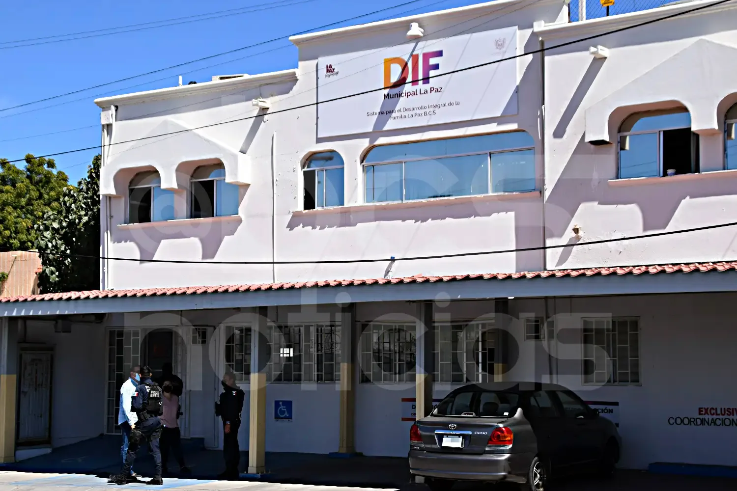 "La presidenta Milena Quiroga Romero en conferencia de prensa sobre el DIF."