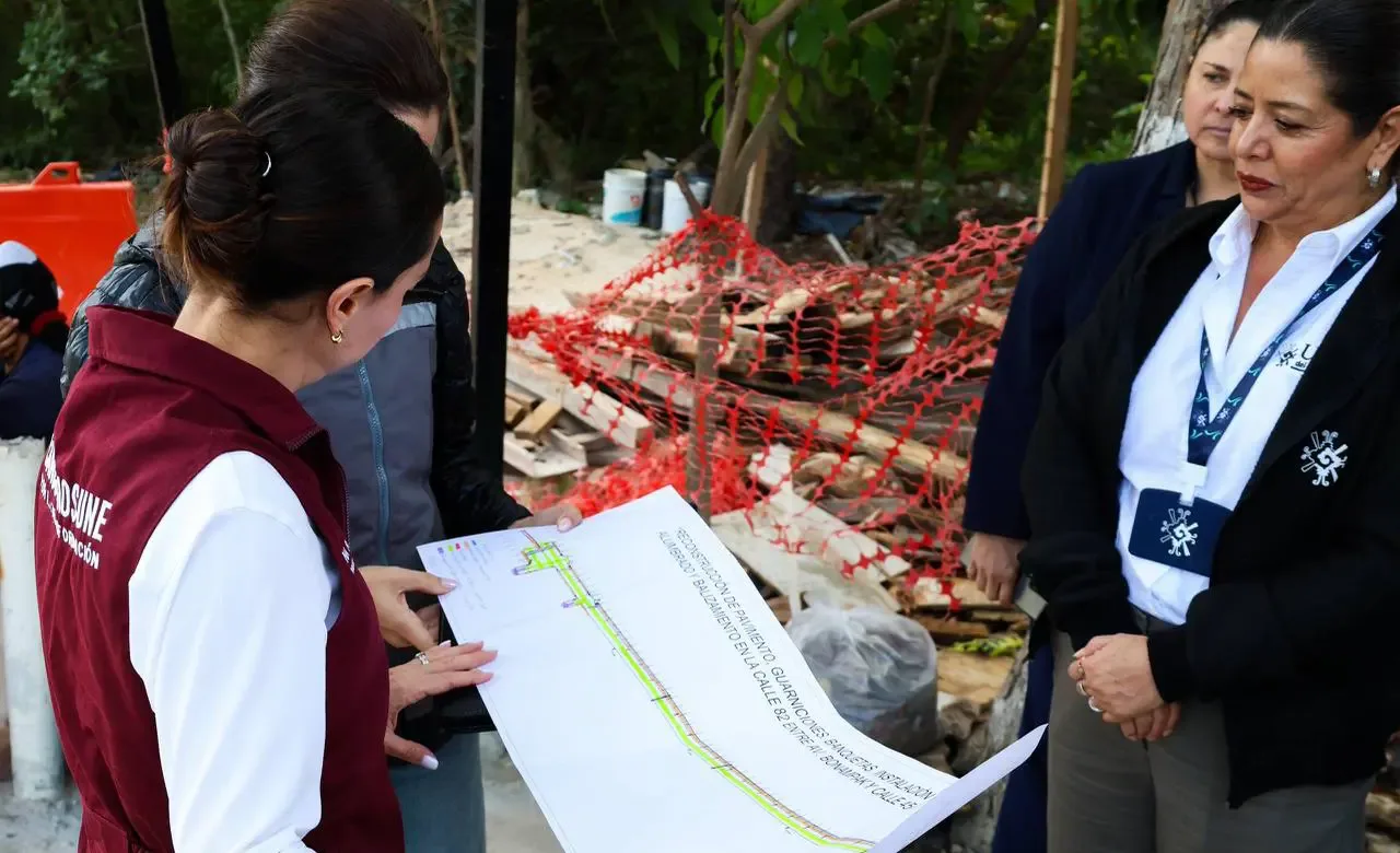La presidenta municipal Ana Paty Peralta supervisa la obra de la calle 82 en Cancún.