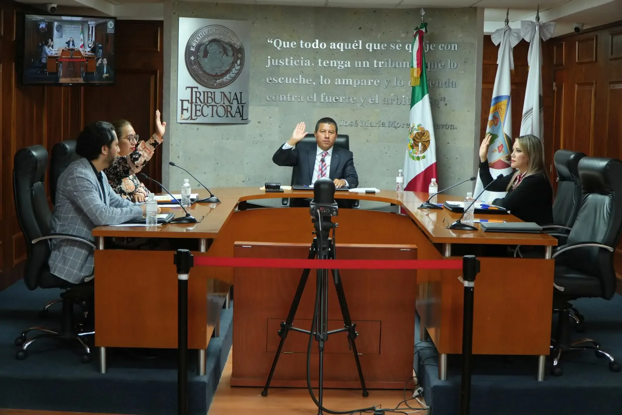 La presidenta municipal de Apan, Zorayda Robles Barrera, durante una sesión del Tribunal Electoral.