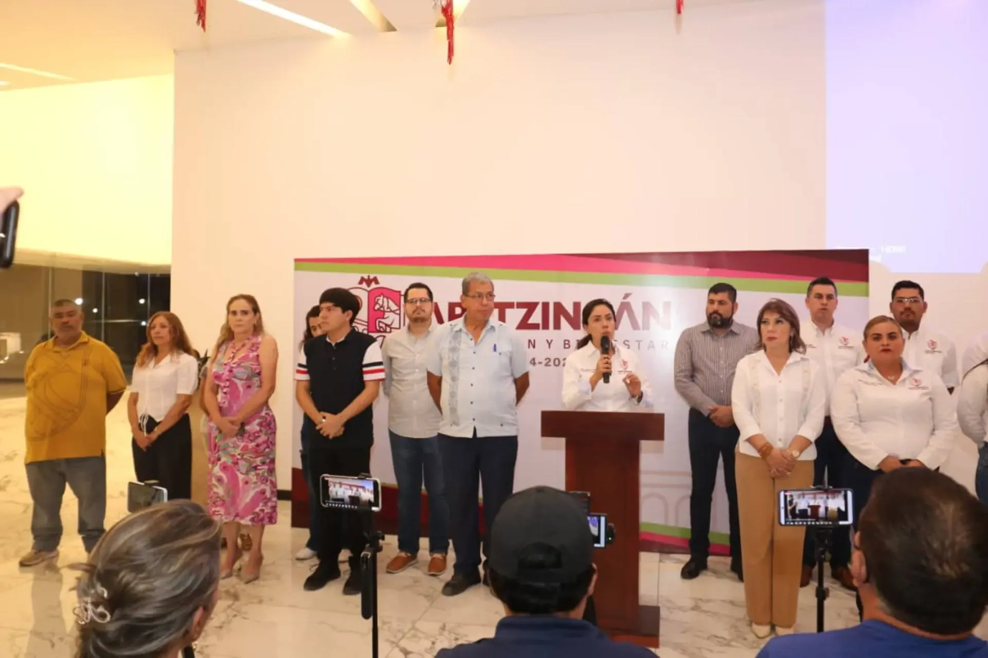 La presidenta municipal de Apatzingán, Fanny L. Arreola Pichardo, durante la rueda de prensa sobre despidos.