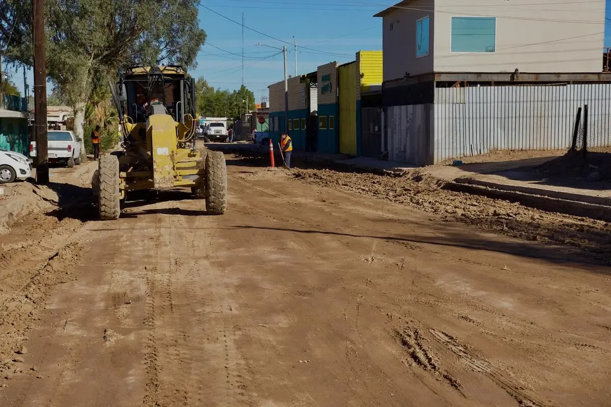 La presidenta municipal Norma Bustamante durante la supervisión de la obra en Mexicali.