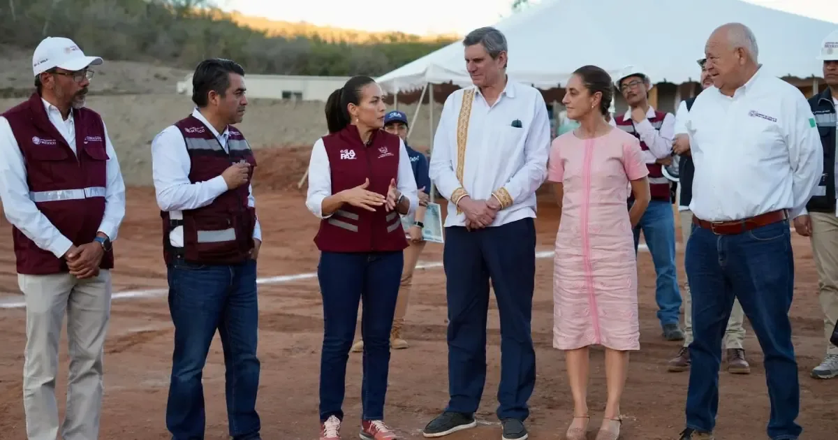 La Presidenta reconoció a Milena Quiroga por su labor en la gestión del agua en Baja California Sur.