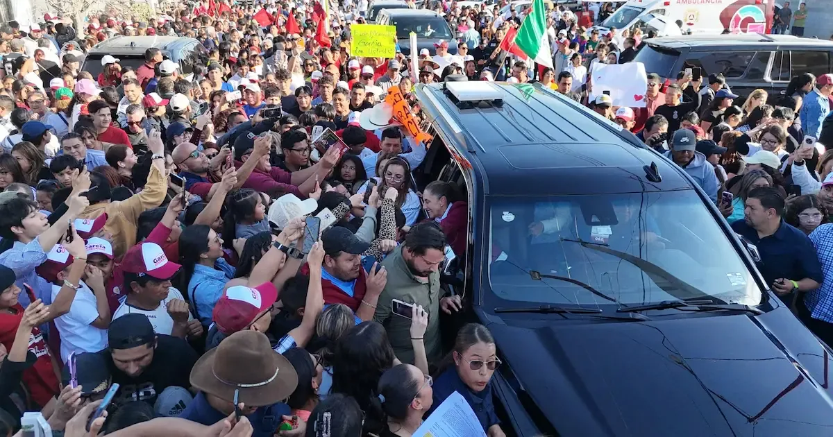 La Presidenta Sheinbaum destaca la importancia de más preparatorias para combatir la deserción escolar en Nuevo León.