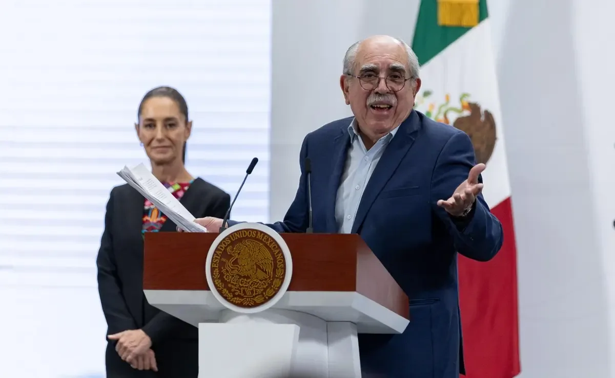 La presidenta Sheinbaum enfrenta resistencia de aliados ante cambios propuestos en plurinominales y financiamiento.