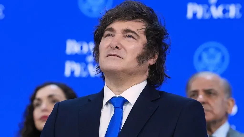 La presión del kirchnerismo sobre el gobierno de Milei aumenta en un contexto de crisis económica y social.