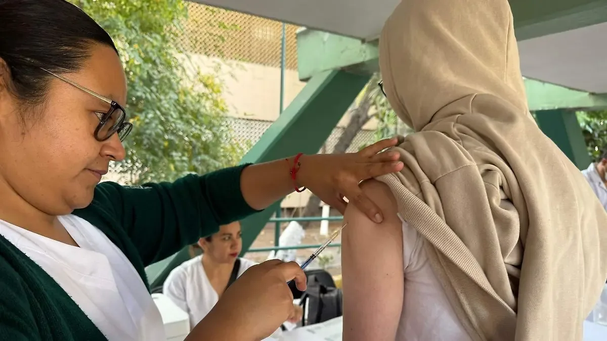 La prevención y solidaridad impulsan a padres a vacunar a sus hijos en respuesta a brotes recientes.